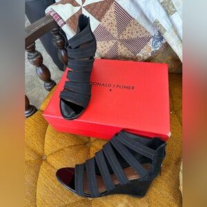 Donald J Pliner Crepe Elastic/Kid Suede Size 9